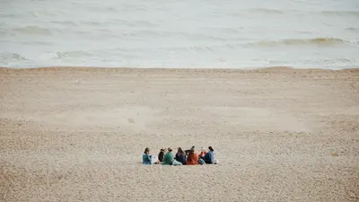 Een groep vrienden op het strand, van boven gezien