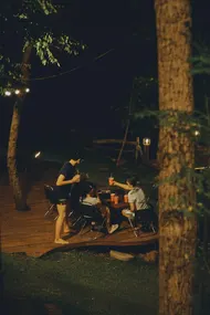 Vrienden op een avond samen